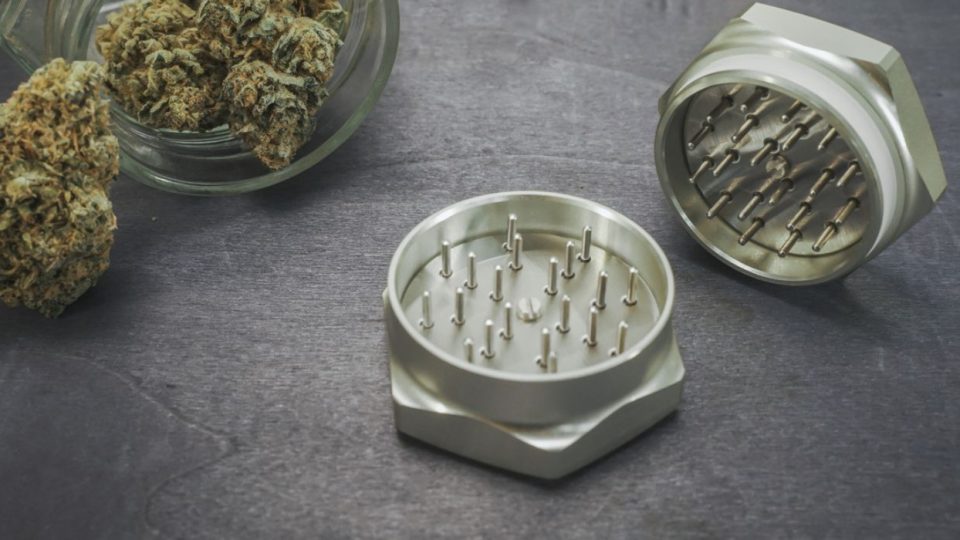 How to Clean a Grinder: The 4 Best Ways + A Surprisingly Tasty Trick